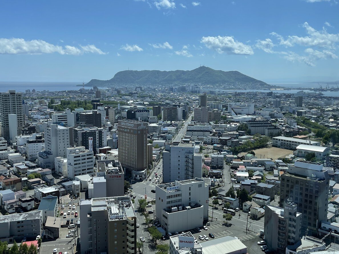 函館ハリストス正教会:函館ハリストス正教会の外観と階段を上る人々