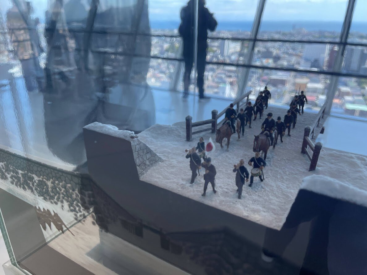 海と街並み、山が見える風景