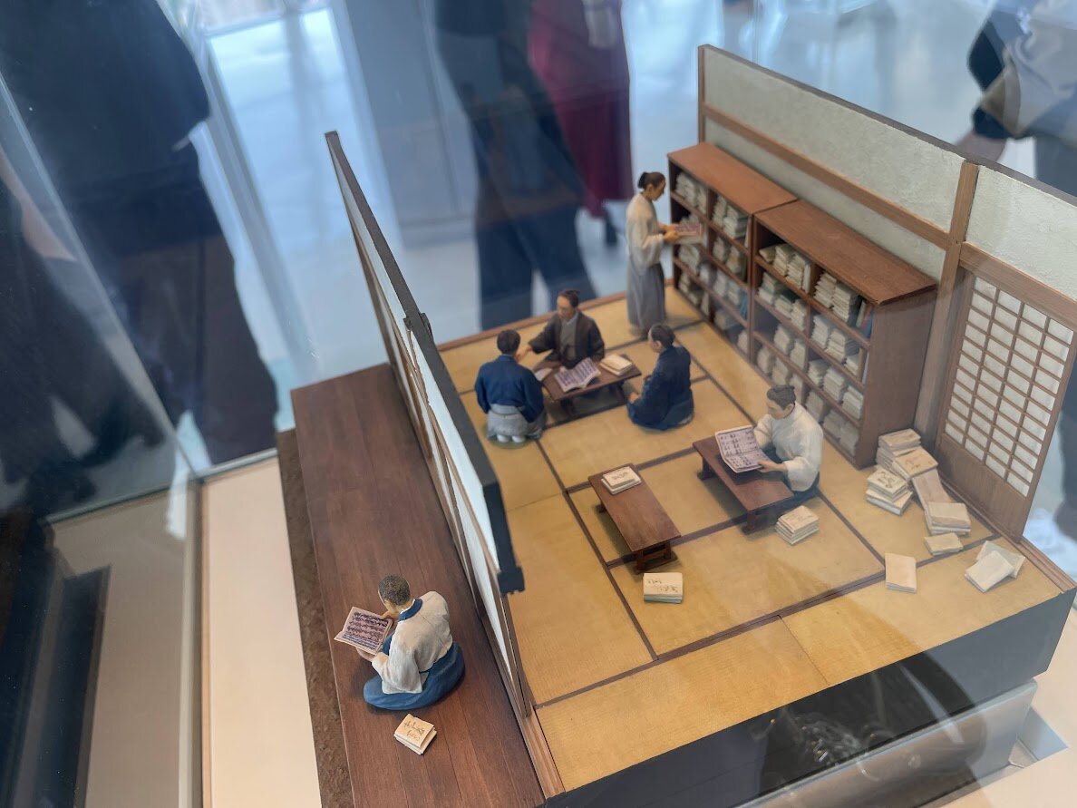 坂道の風景、海と街並みが見える