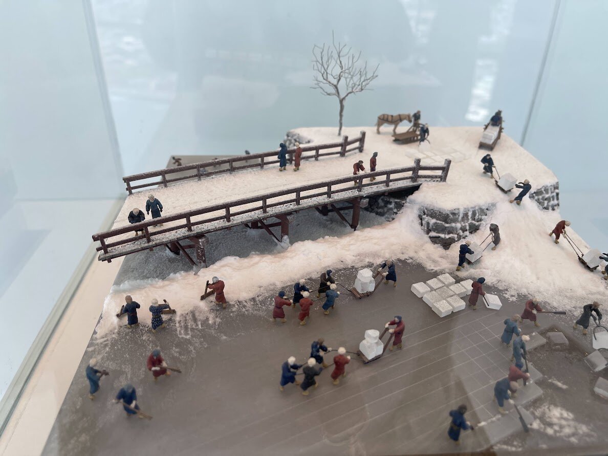 青と黄色の外観の建物