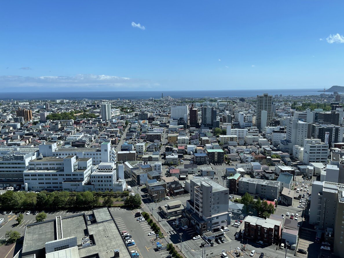 白い教会と青空