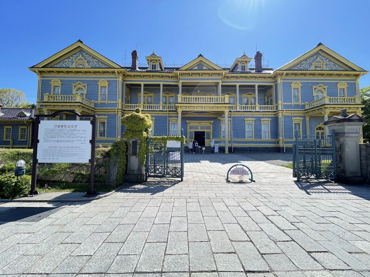 カールレイモン:カールレイモンの外観。建物に蔦が絡まっている。