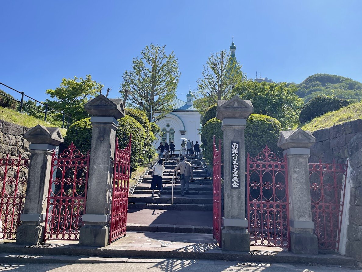 景色を眺めながらの食事風景。ビール、水、料理がテーブルに...