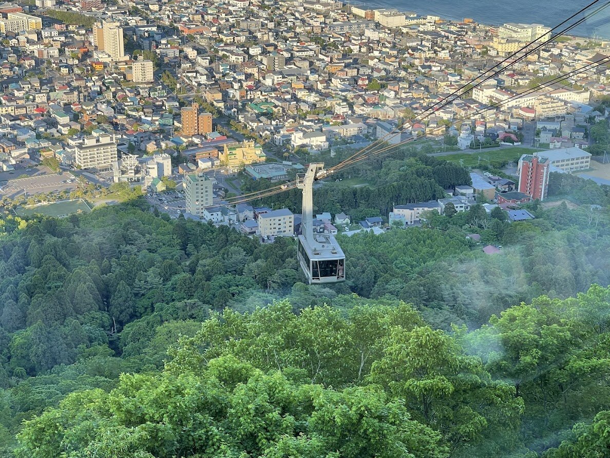 夜景の都市と海