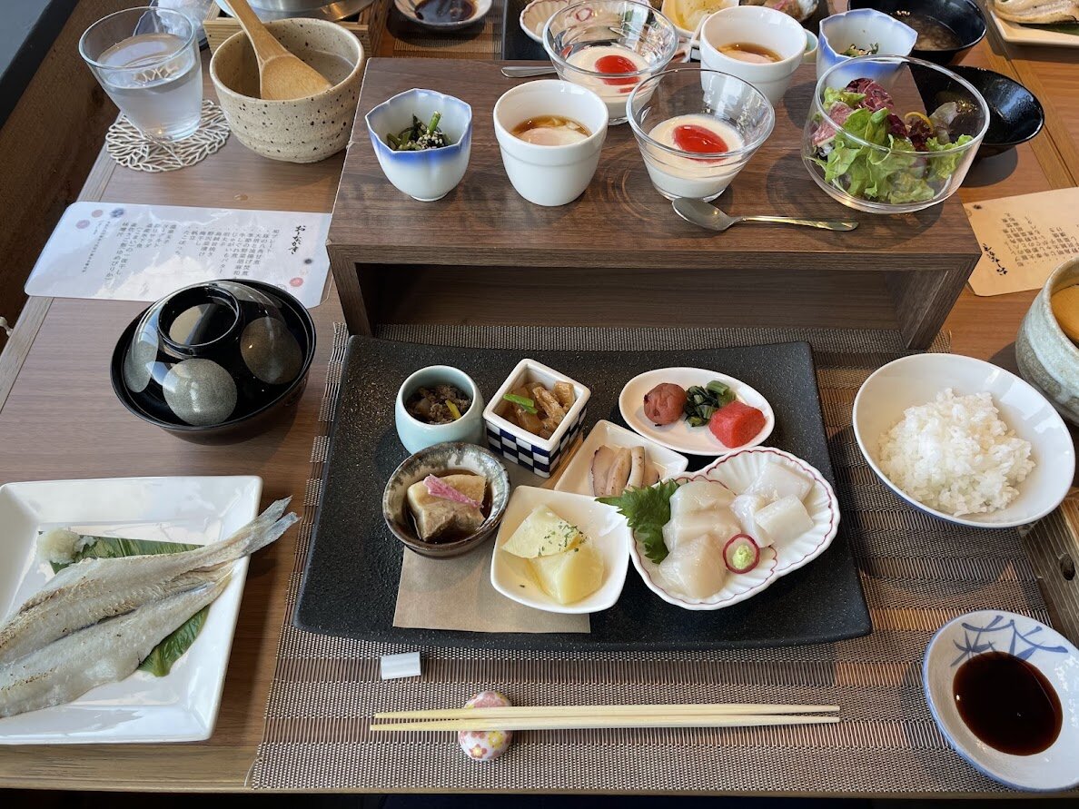 北海道銀行:北海道銀行の看板と街並み。山と建物が見える。