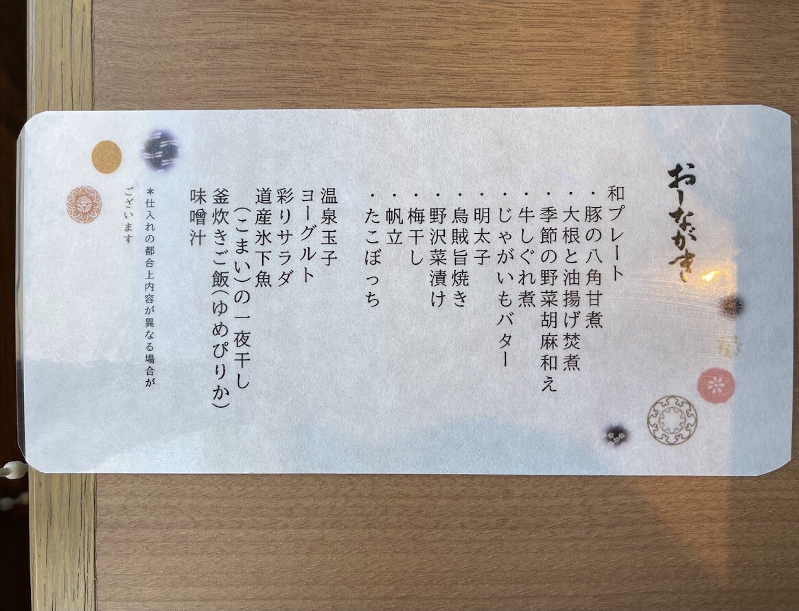 森洋物館:レンガ造りの建物と石畳の道、街路樹が並ぶ風景