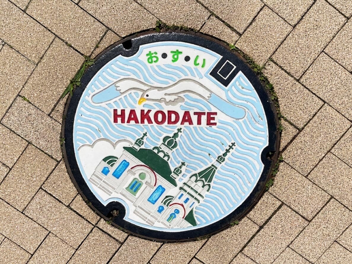 街の風景、塔のようなものと道路、標識