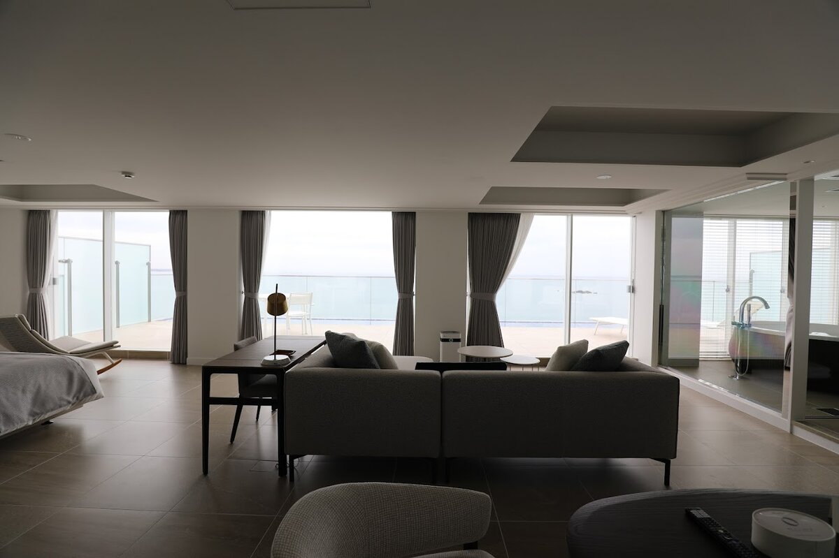 葉山ホテル音羽ノ森：ホテルの部屋、ベッドとバルコニー