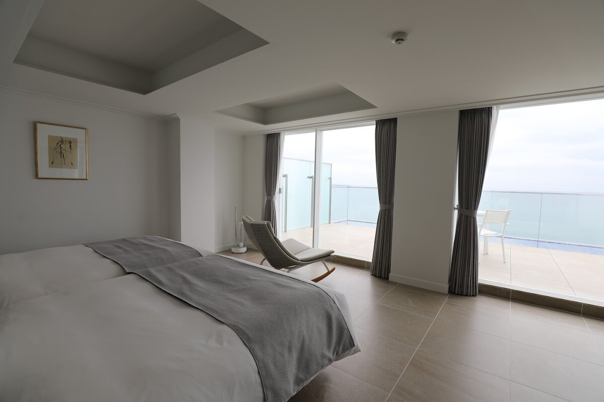 葉山ホテル音羽ノ森：ホテルの部屋、ベッド、海が見える