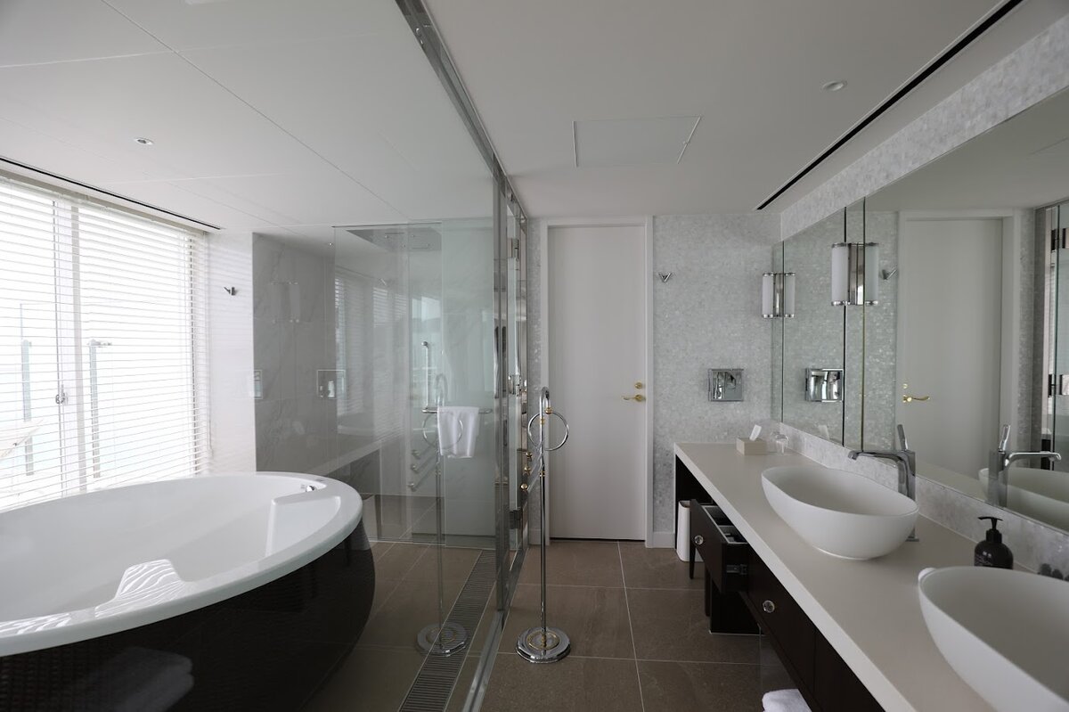 葉山ホテル音羽ノ森：ホテルの浴室と海