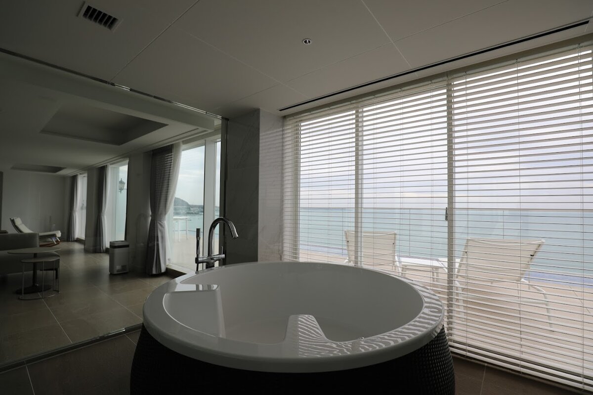 葉山ホテル音羽ノ森：ホテルの室内。洗面台、リビング、バスルームが見える。