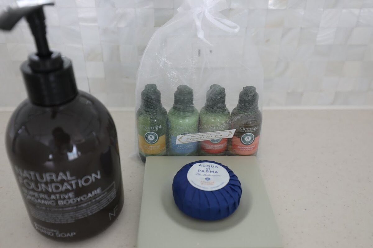 葉山ホテル音羽ノ森：ホテルのバルコニーからの海の眺め。テーブルと椅子がある。