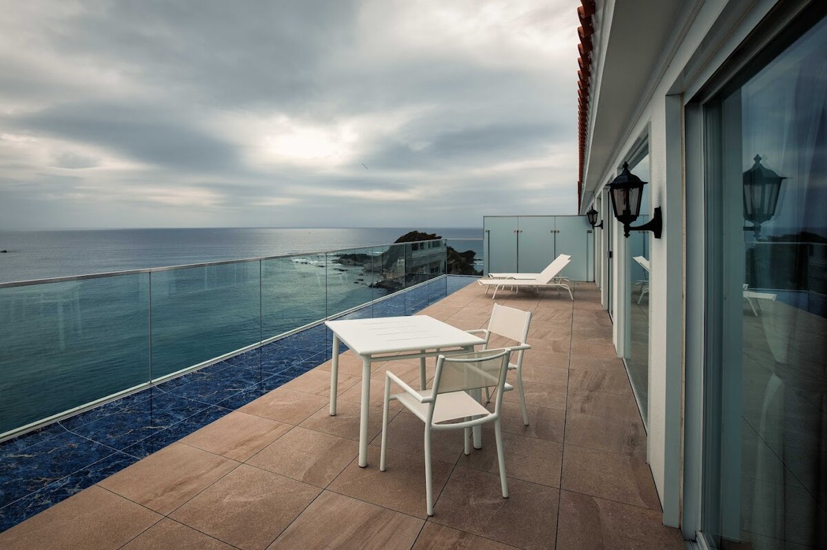 葉山ホテル音羽ノ森:テラスから見える海と空