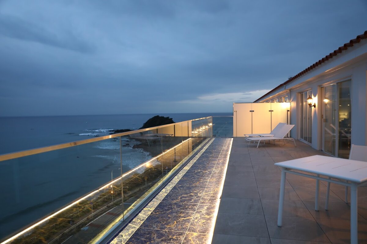 葉山ホテル音羽ノ森：レストランのテーブル、メニュー、グラス、海の景色