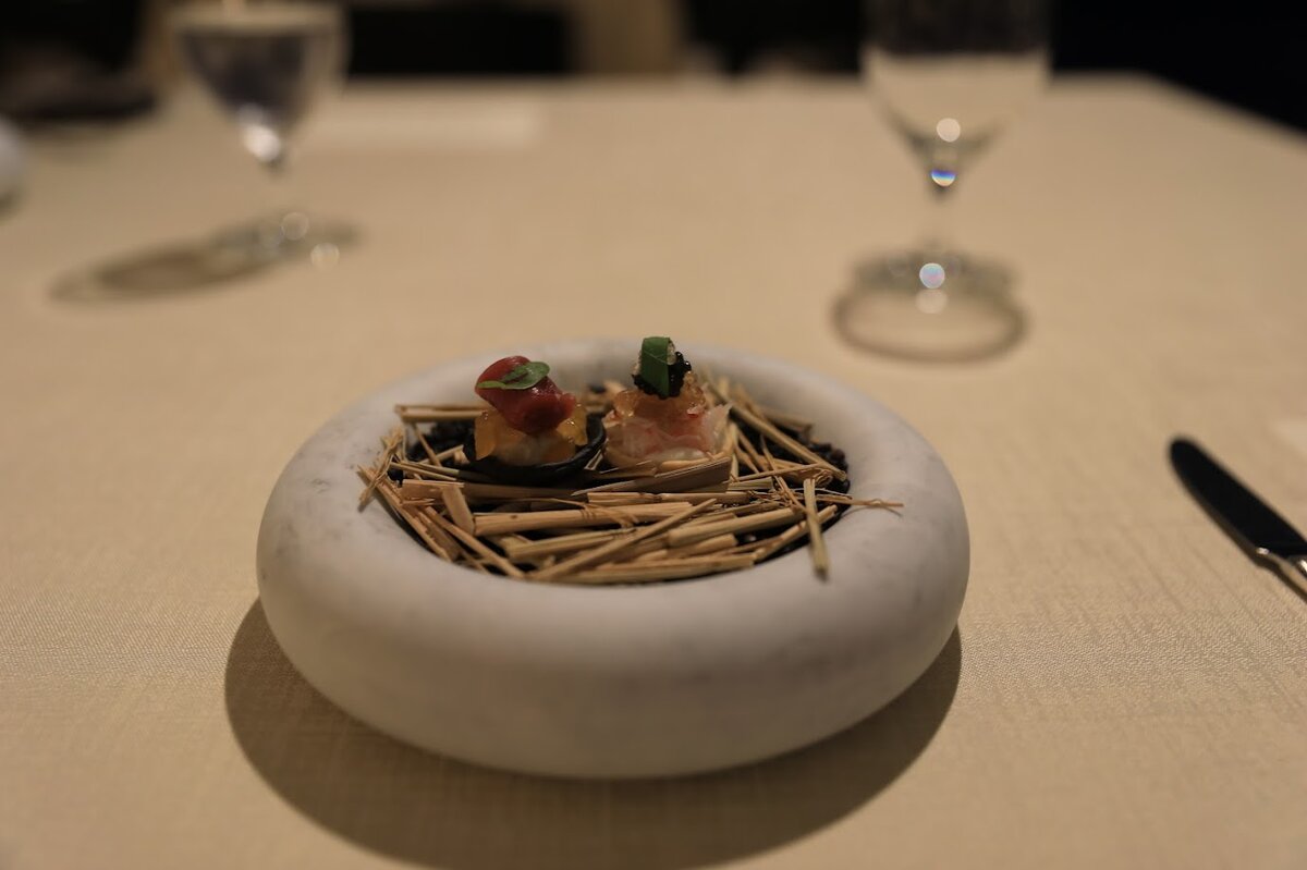 葉山ホテル音羽ノ森：料理、フォーク、グラス