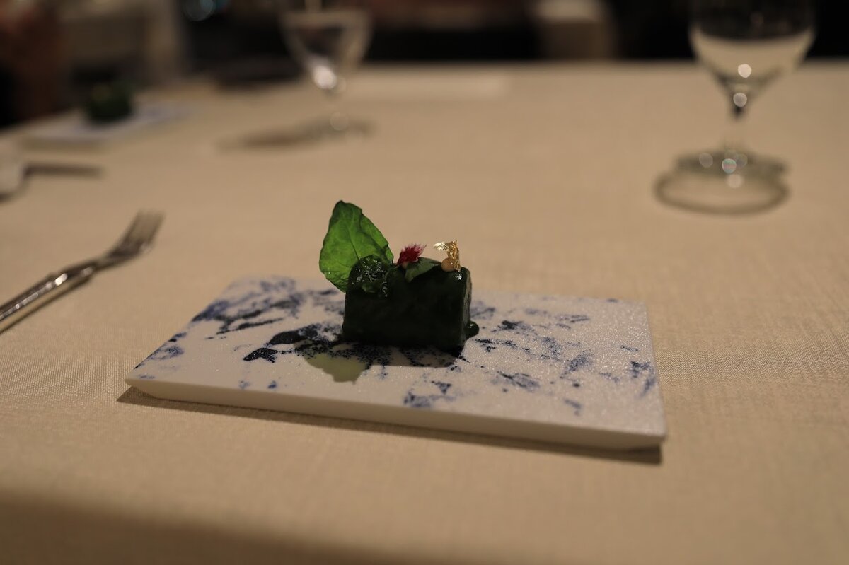 葉山ホテル音羽ノ森：白い皿に盛り付けられたサラダ