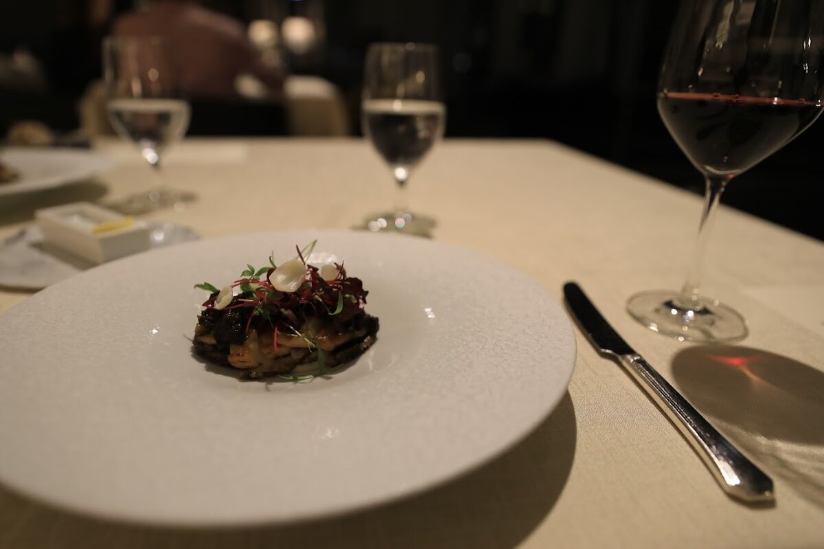 葉山ホテル音羽ノ森：コース料理、ワイングラス、テーブル