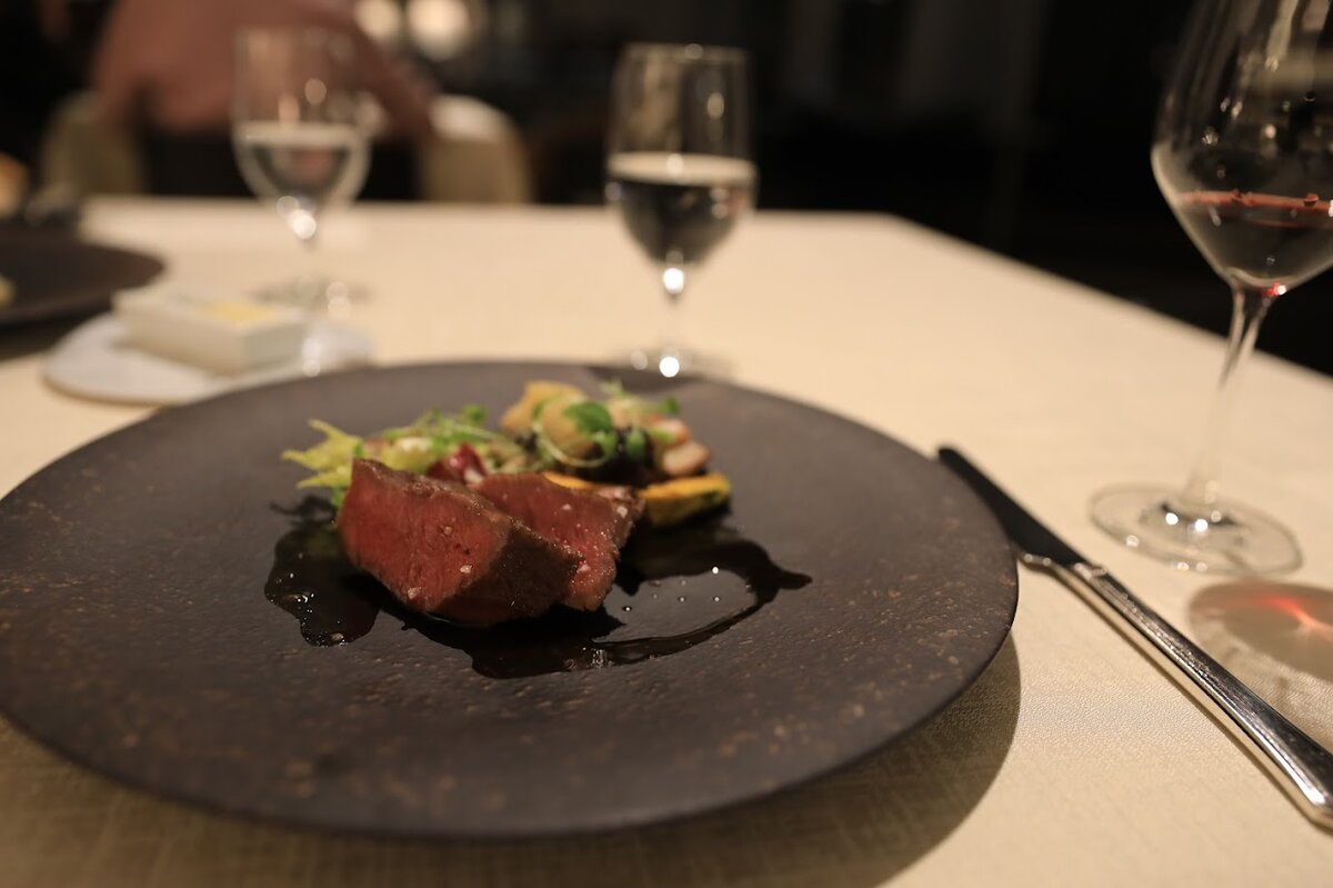 葉山ホテル音羽ノ森：ステーキ、サラダ、ワイングラス