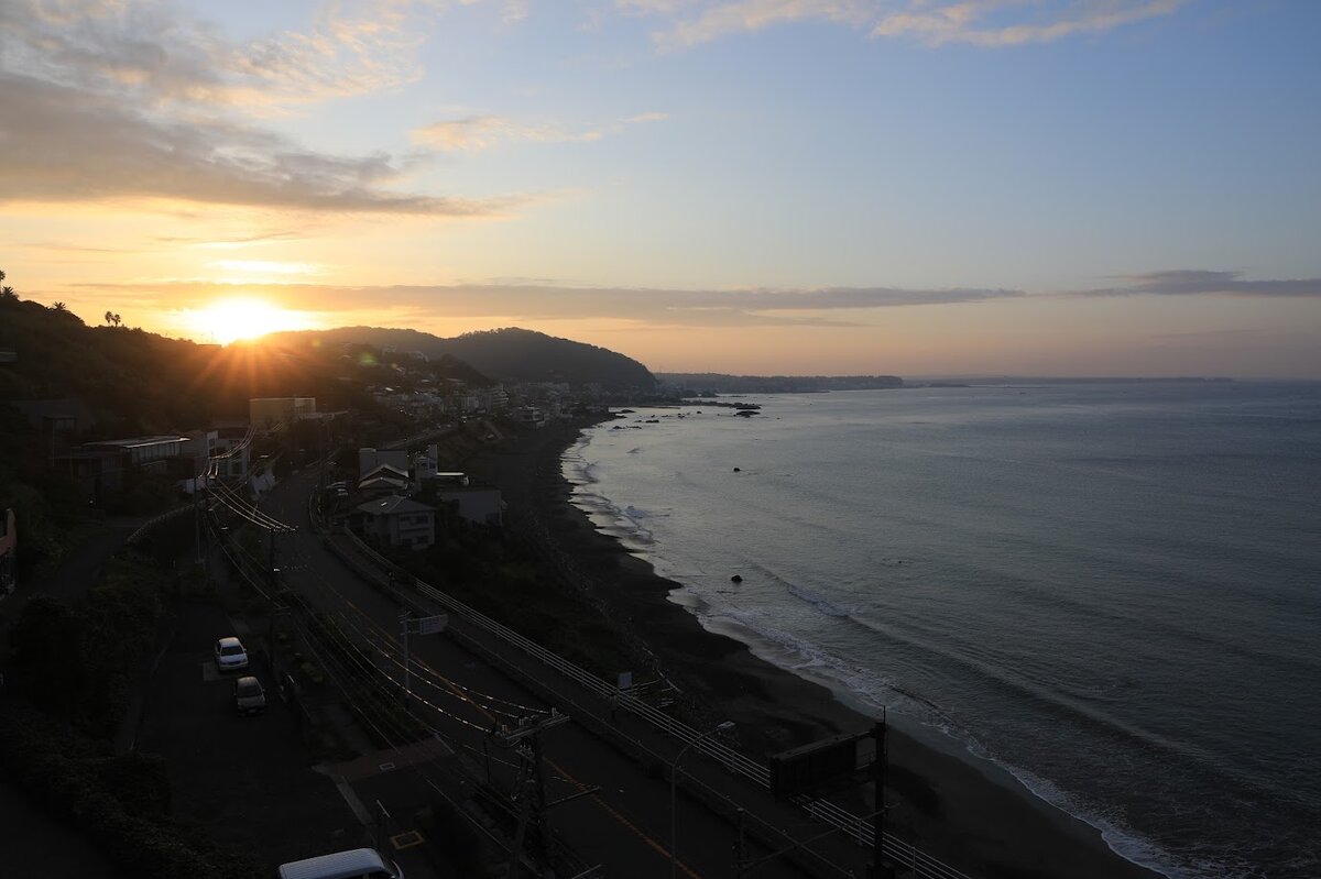 葉山ホテル音羽ノ森：朝食、サラダ、ジュース、クロワッサン、海