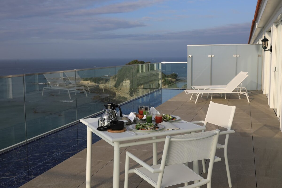 葉山ホテル音羽ノ森：テラスでの食事、海が見える