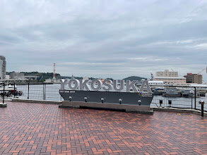 yokosuka:横須賀のモニュメントと海