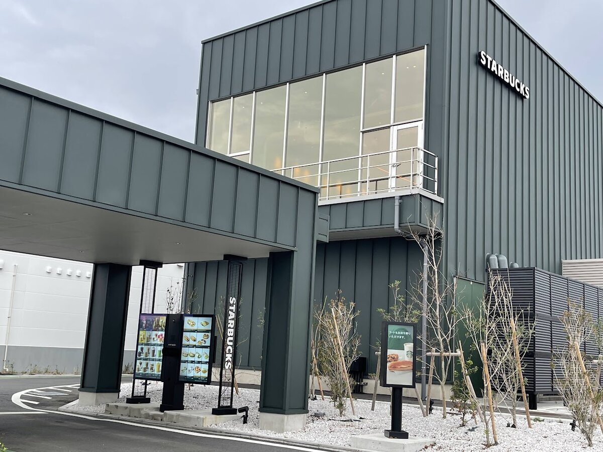 スターバックス コーヒー 横須賀大津店:スターバックスの外観、バイクが駐車されている