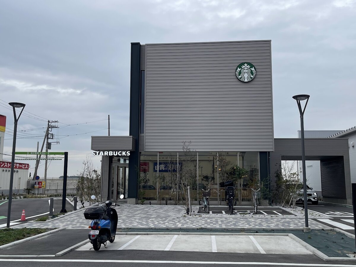 葉山ホテル音羽ノ森:ホテルのロビー、ソファ、シャンデリア