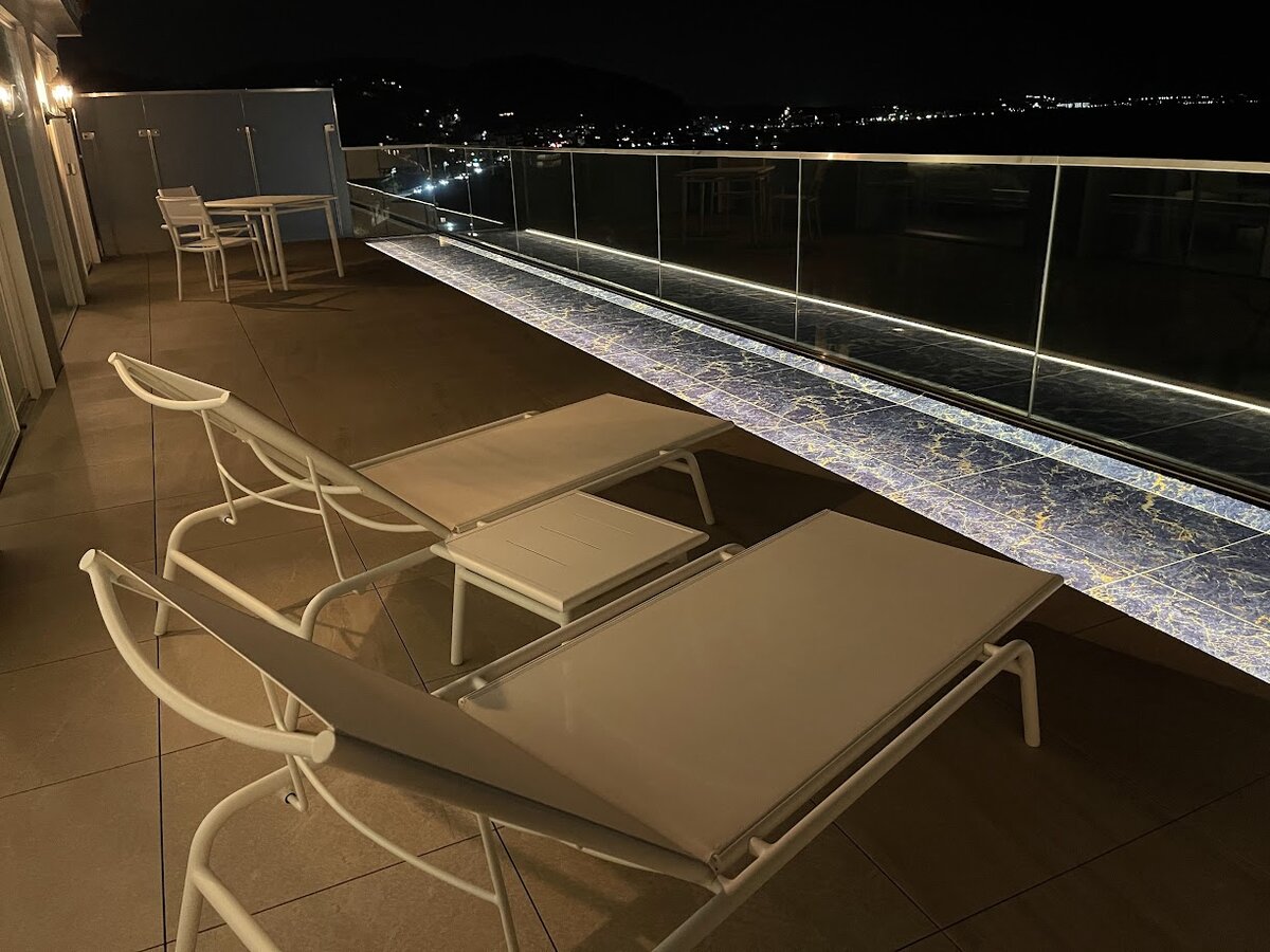 葉山ホテル音羽ノ森:ホテルの外観。夜間の照明が灯っている。