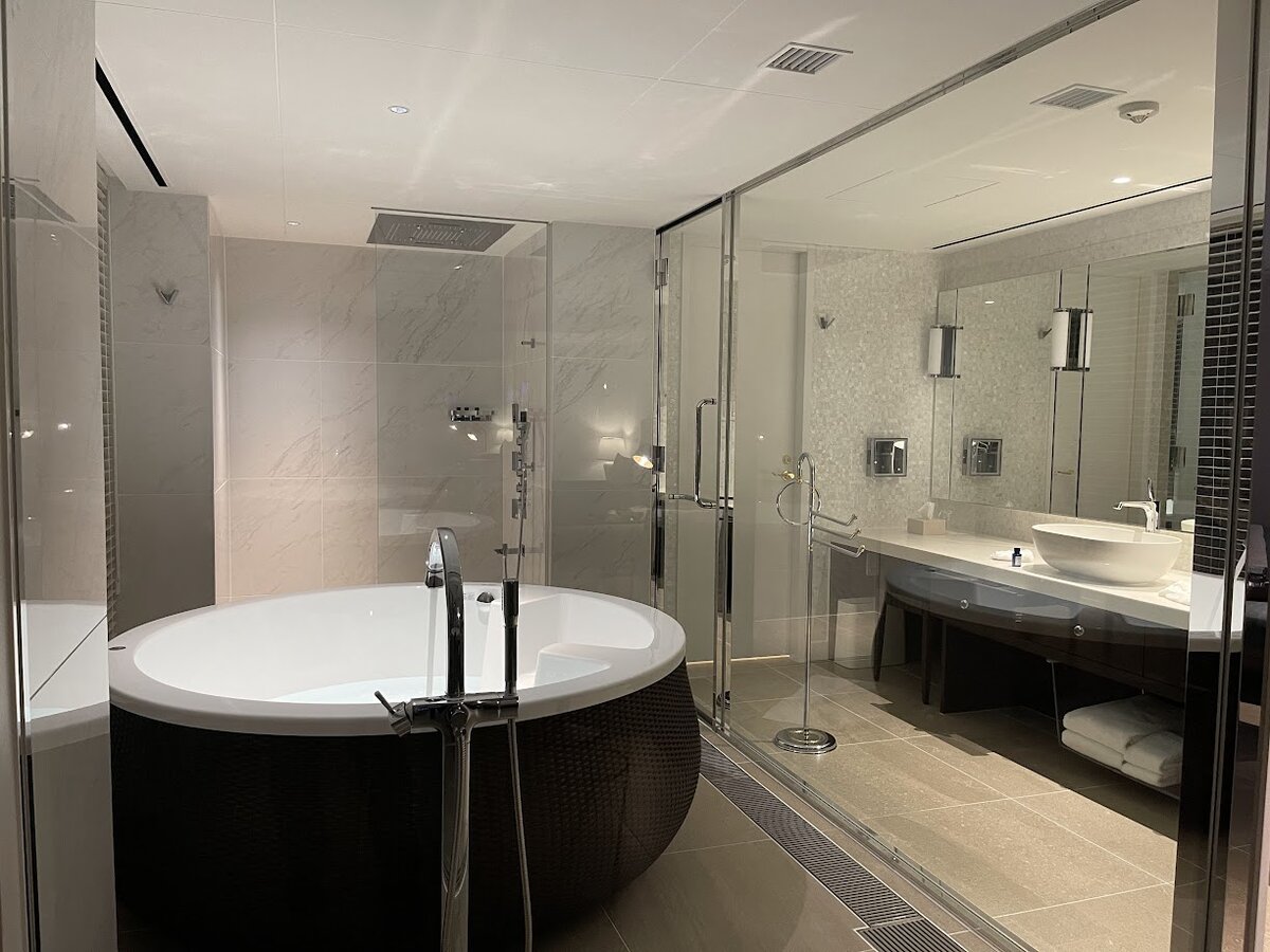 葉山ホテル音羽ノ森:海岸沿いの風景と建物