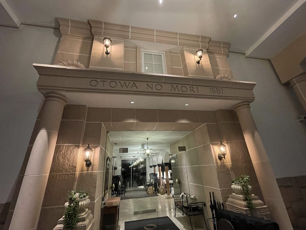 葉山ホテル音羽ノ森:夜のテラス、リクライニングチェアとテーブル