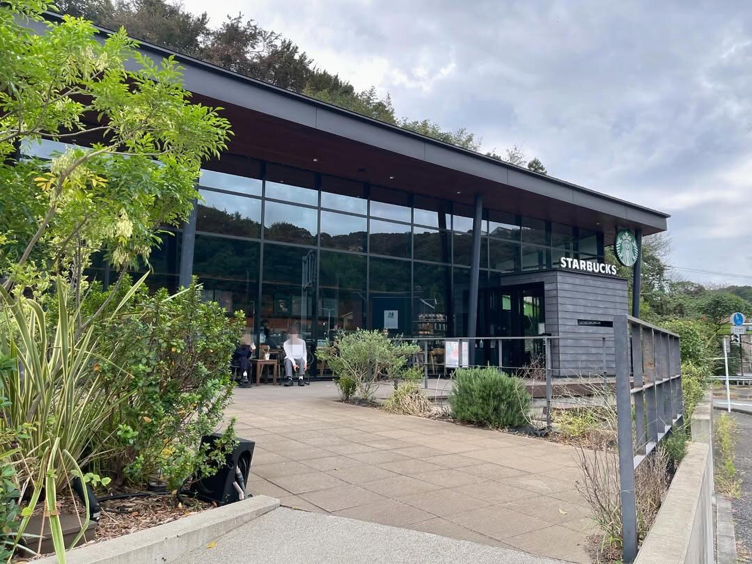 STARBUCKS COFFEE:スターバックスコーヒーの店舗外観。海が見える。