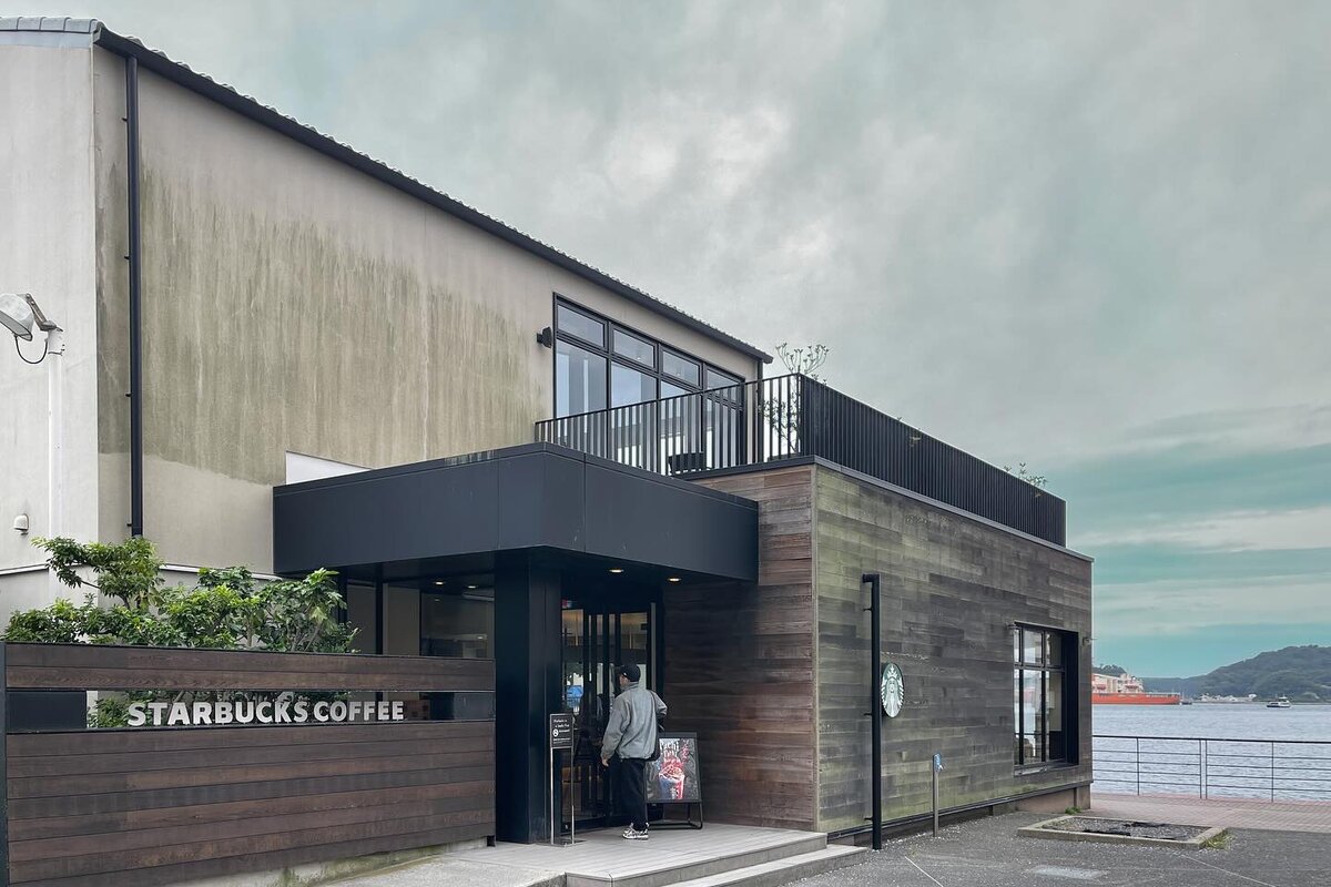 スターバックス コーヒー コースカベイサイドストアーズ店:港に停泊している複数の軍艦