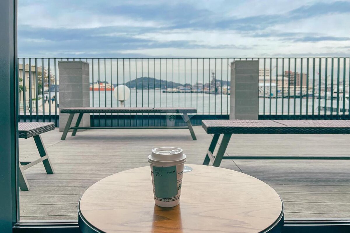 スターバックス コーヒー 横須賀大津店:窓から見える海と島、室内の椅子