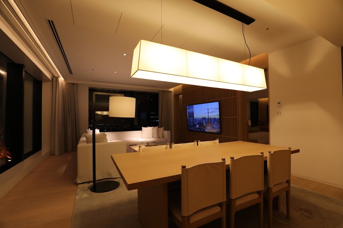 東京エディション虎ノ門：ホテルの部屋、ベッド、夜景