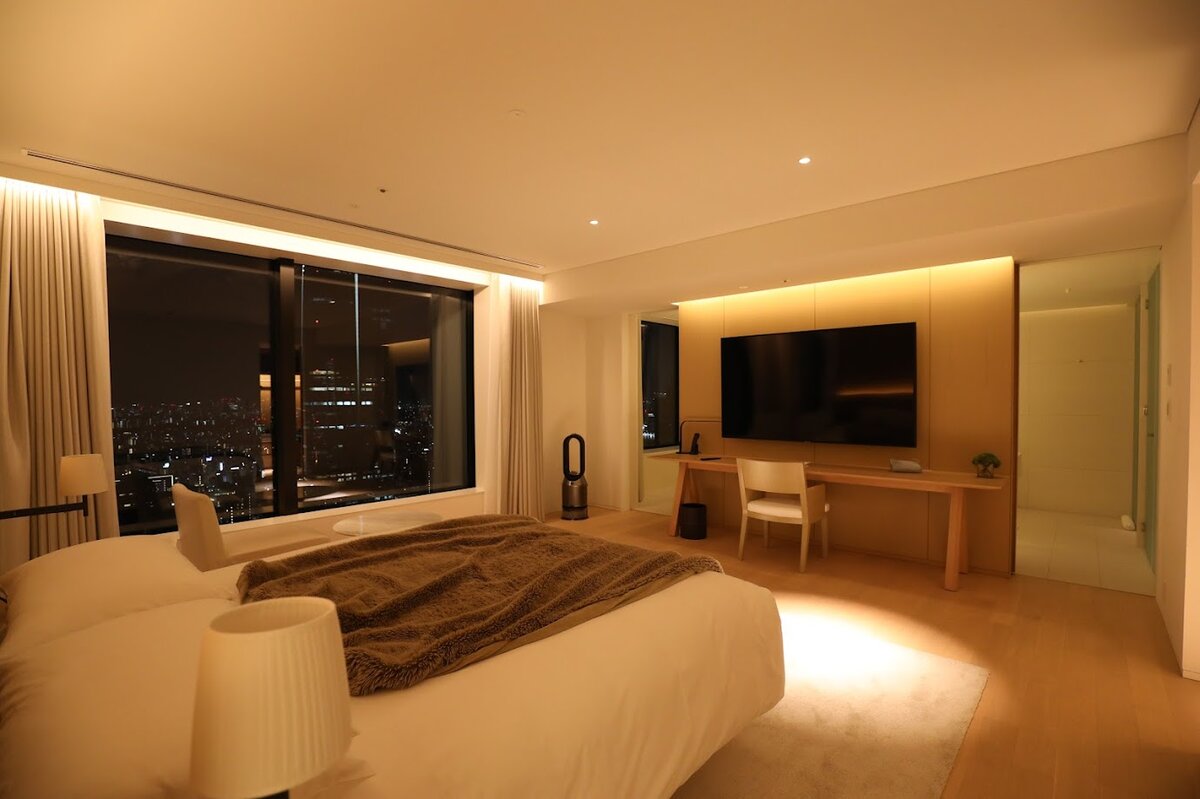 東京エディション虎ノ門：東京タワーと都市の風景