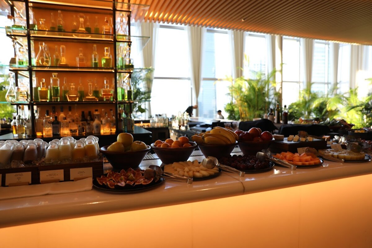 東京エディション虎ノ門：ビュッフェ形式の料理、ハムやサラダなど