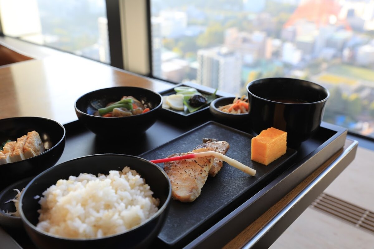 東京エディション虎ノ門：ホテルのラウンジ、バーカウンターと観葉植物