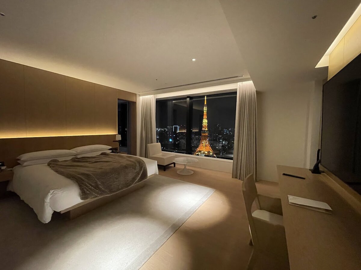 東京エディション虎ノ門:ホテルの部屋、ダイニングテーブルと椅子、ソファー、窓から...