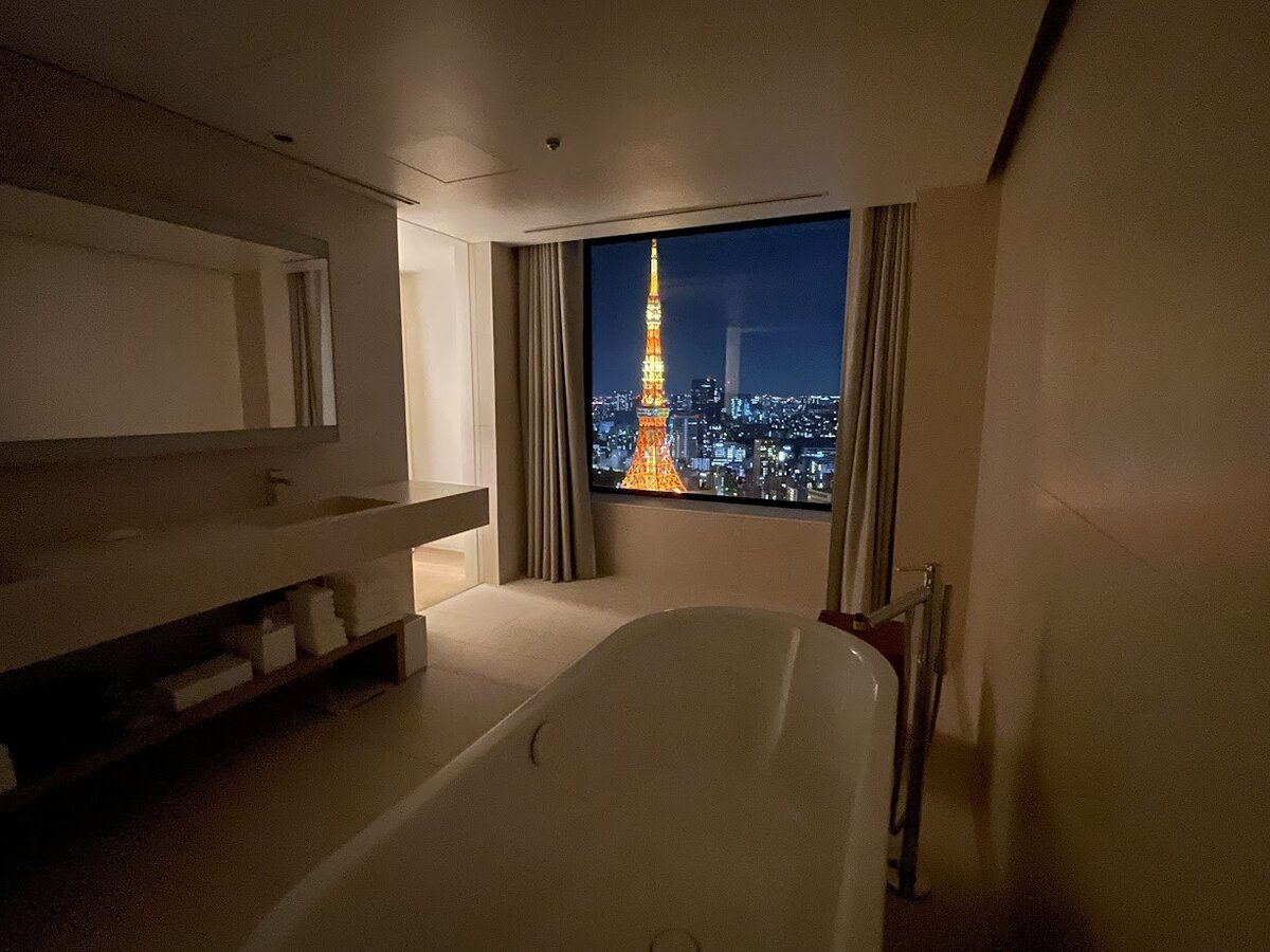 東京エディション虎ノ門:ホテルのバスルームと窓からの東京タワー