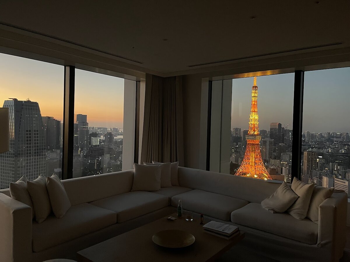 東京エディション虎ノ門:レストランの内観。窓から見える都市風景。