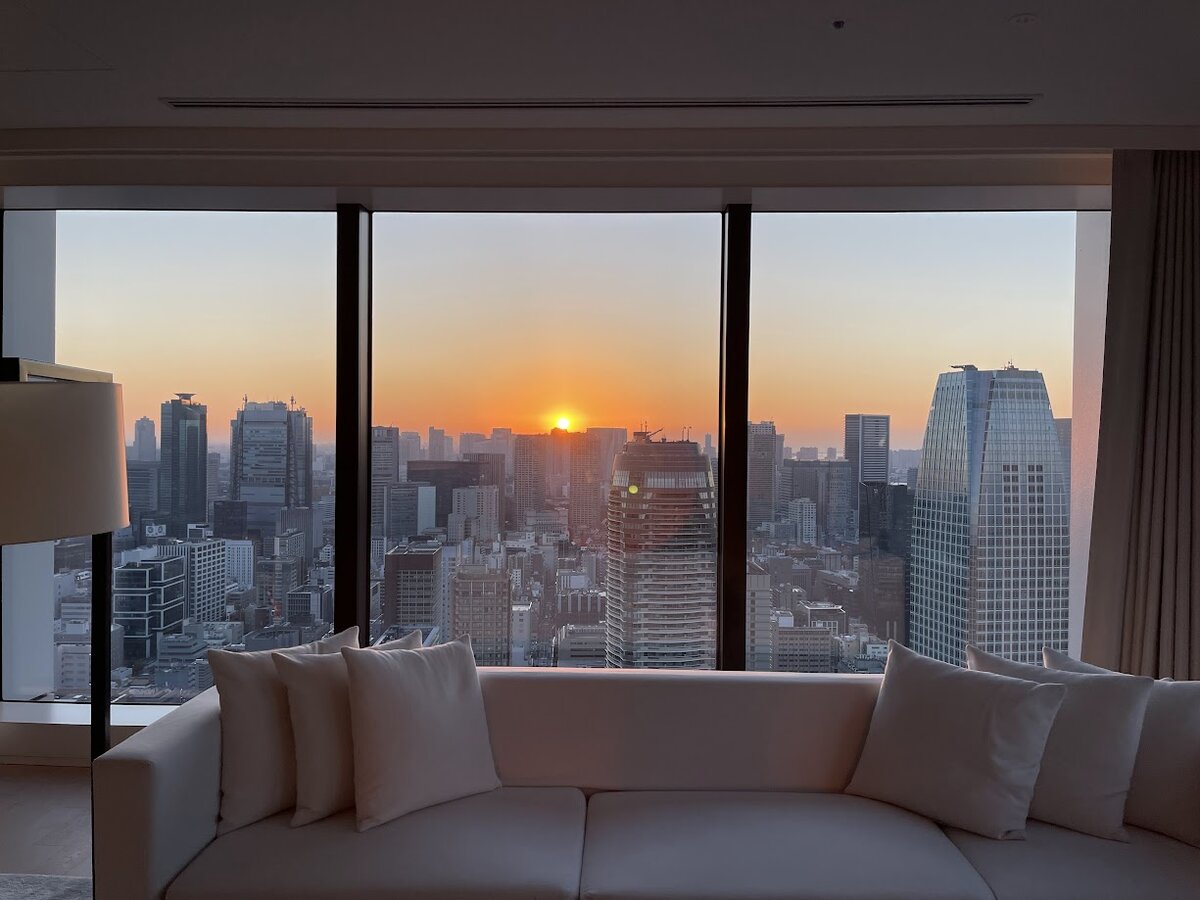 東京エディション虎ノ門:東京タワーと高層ビル群