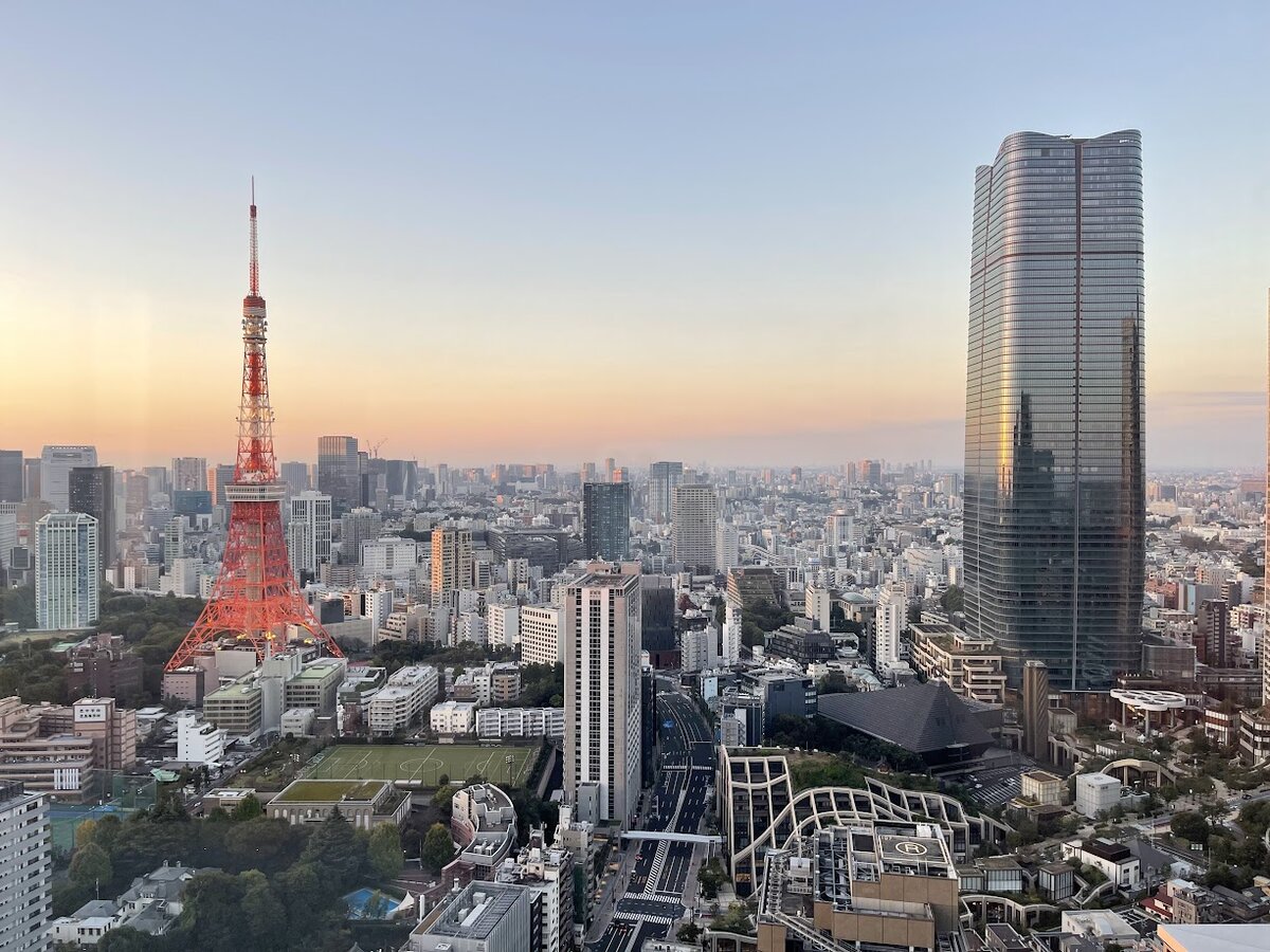 東京エディション虎ノ門:ビュッフェ形式の朝食、パンやヨーグルト、ジャムが並んでいる