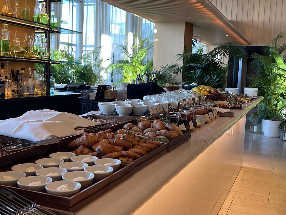 東京エディション虎ノ門:ホテルのビュッフェ、フルーツが並んでいる