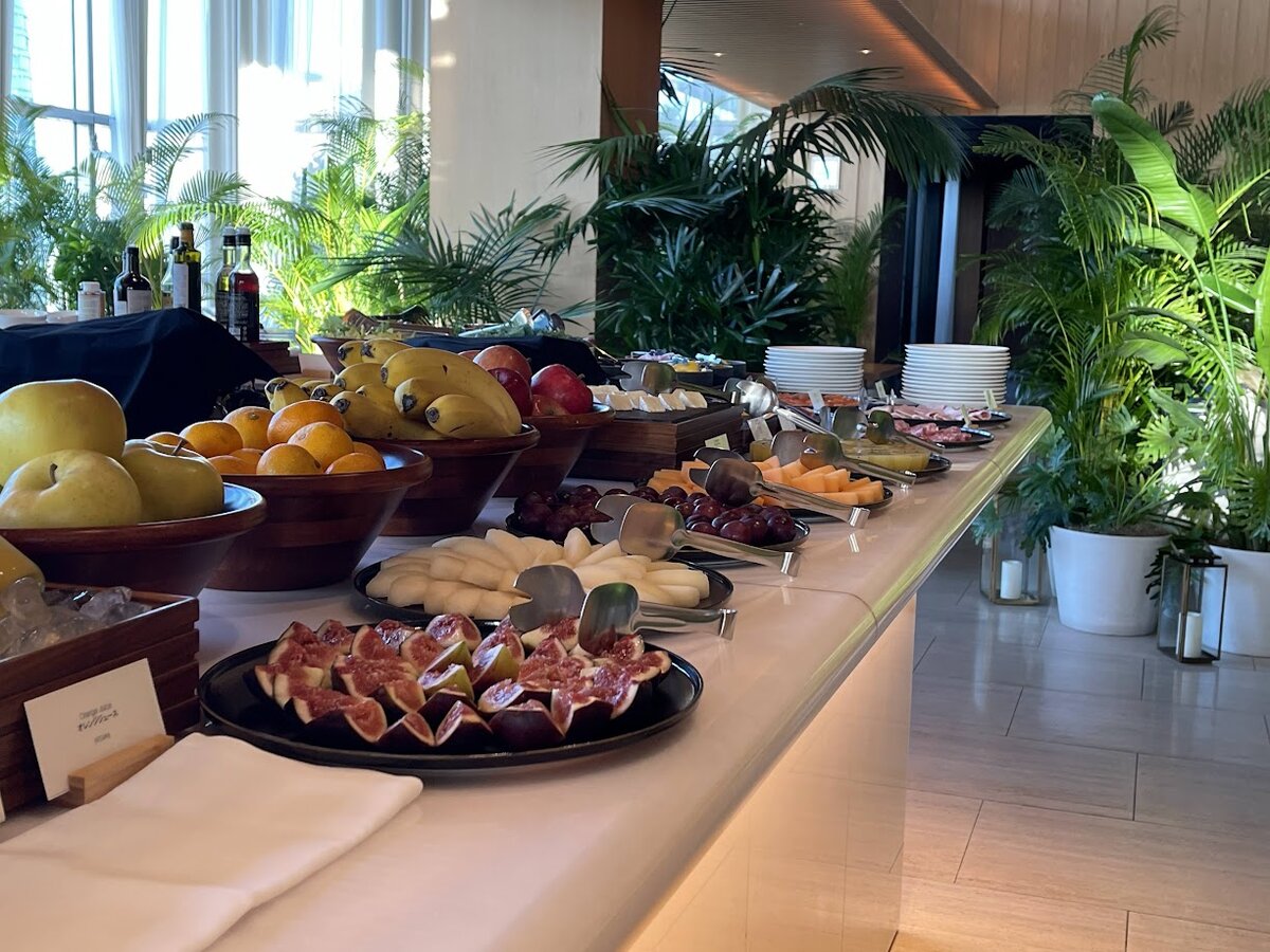 東京エディション虎ノ門:ビュッフェ形式の朝食、フルーツ、ジュース、酒