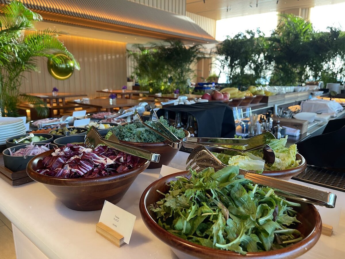 東京エディション虎ノ門:チーズ、ハム、イチジク、東京タワーが見える風景