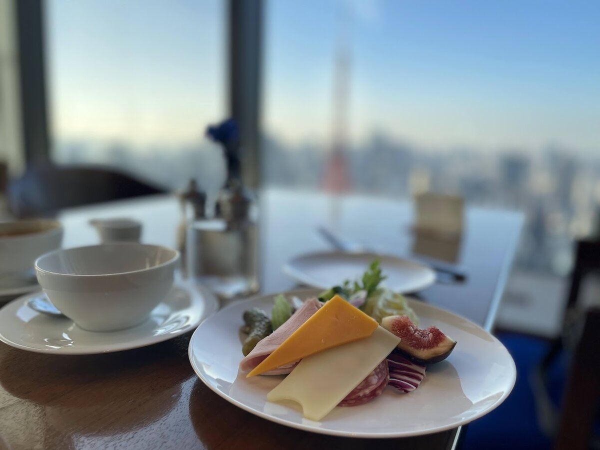 東京エディション虎ノ門:和食膳と窓からの風景