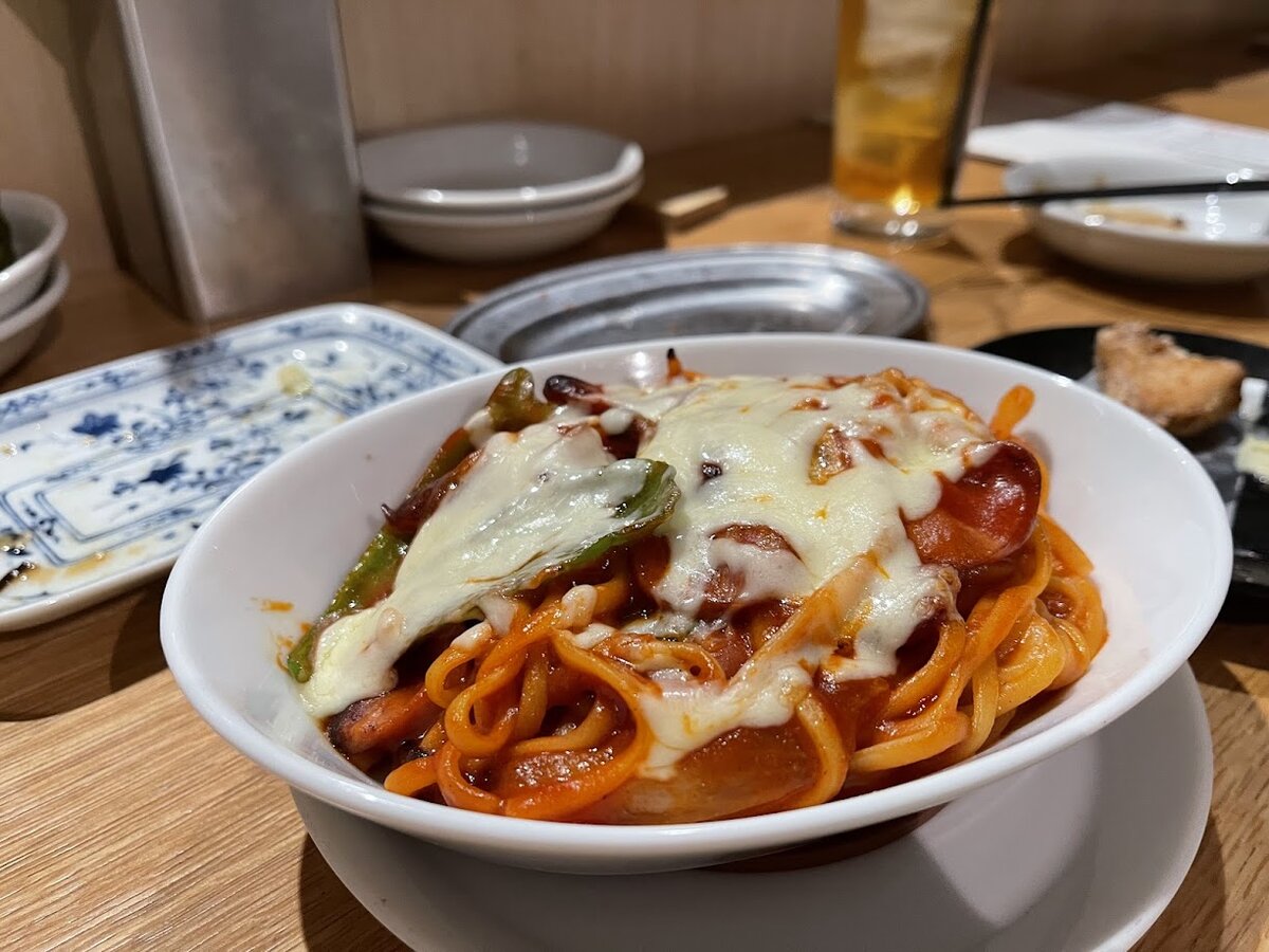 東京エディション虎ノ門:ホテルのバスルームと東京タワーが見える夜景