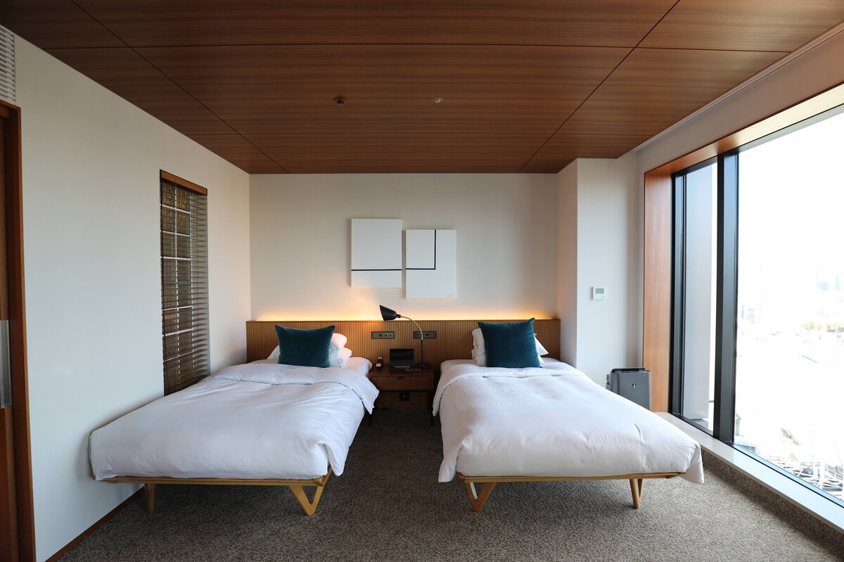 THE AOYAMA GRAND HOTEL　246 SUITE TWIN：ホテルの部屋の内装。ベッド、ソファ、テレビ、窓からの景色...