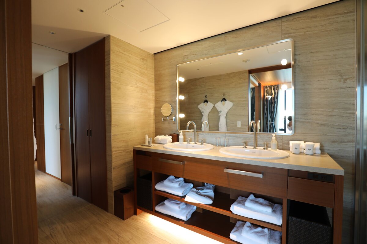 THE AOYAMA GRAND HOTEL　246 SUITE TWIN：ホテルの入り口、クリスマスツリーが飾られている。