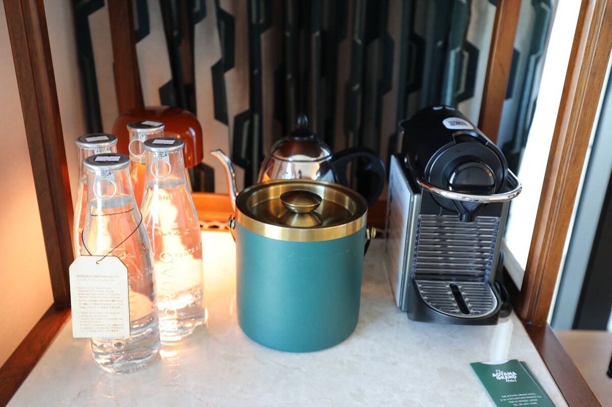 THE AOYAMA GRAND HOTEL　246 SUITE TWIN：ホテルの部屋、窓からの眺望、コーヒーメーカー